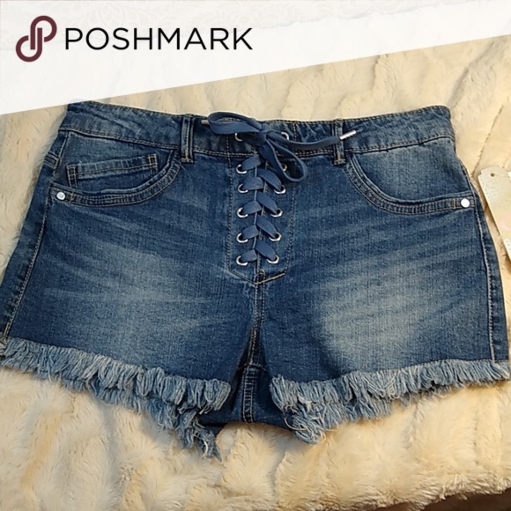 💙💰⬇️ NWT! Adorable Lace-up Jean Shorts